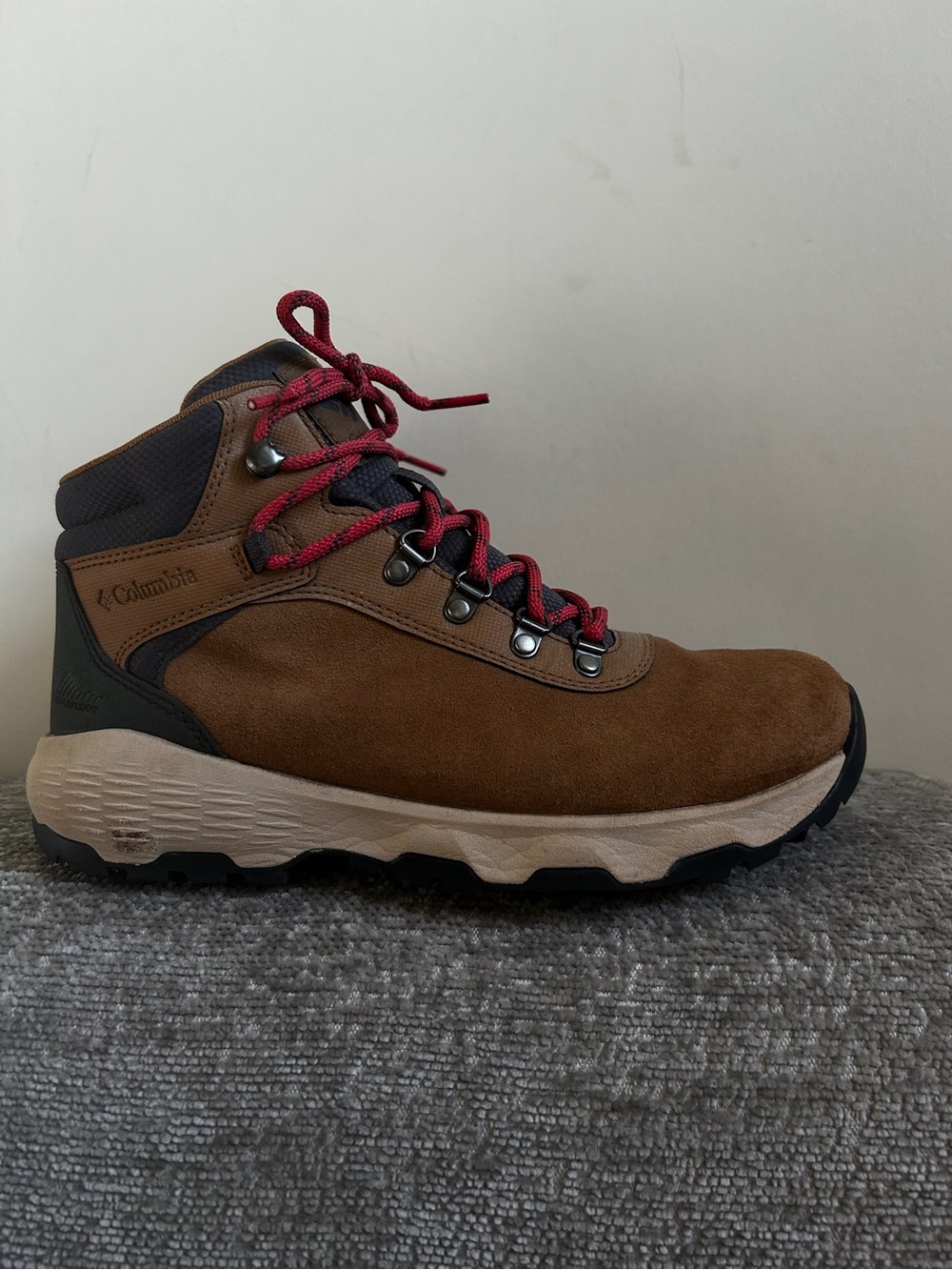 Columbia Women’s Brown Suede Hiking Boot with Red Laces Size